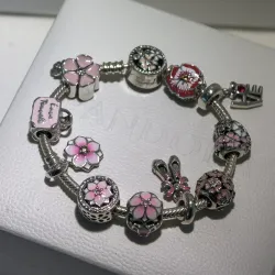 Pulsera con temática de flores