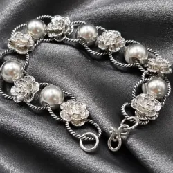 Pulsera de flores y perlas