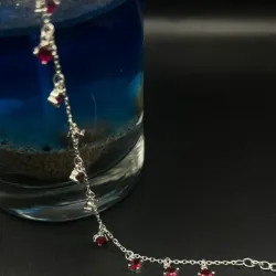Pulsera de piedritas rojas