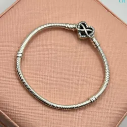 Pulsera flexible con cierre de corazón infinito