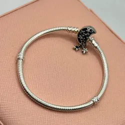 Pulsera flexible con cierre de luna y estrellas