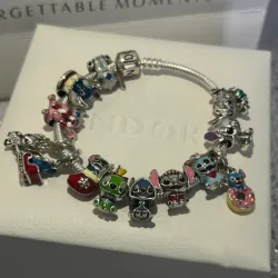 Pulsera flexible con temática de Stich