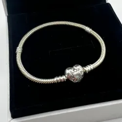 Pulsera flexible de cierre de corazón