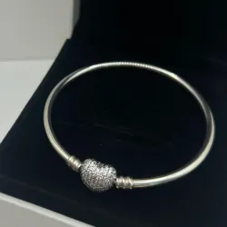 Pulsera rígida