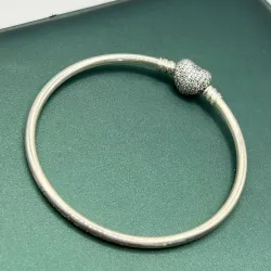 Pulsera rígida de corazón con piedritas