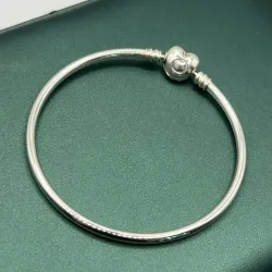 Pulsera rígida de corazón