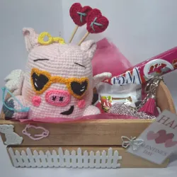 Caja con peluche tejido