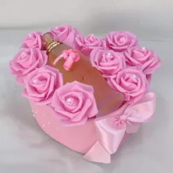 Detalle de rosas eternas y perfume