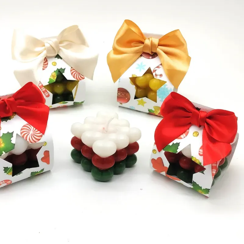 Vela de cubo con círculos y con corazones 