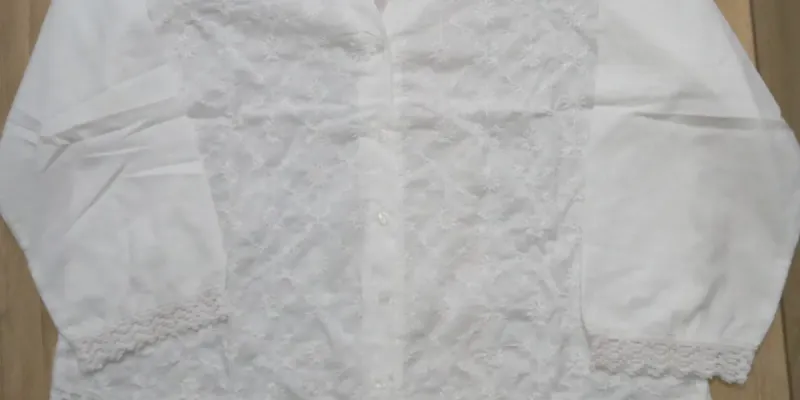 Blusas bordadas blancas con botones