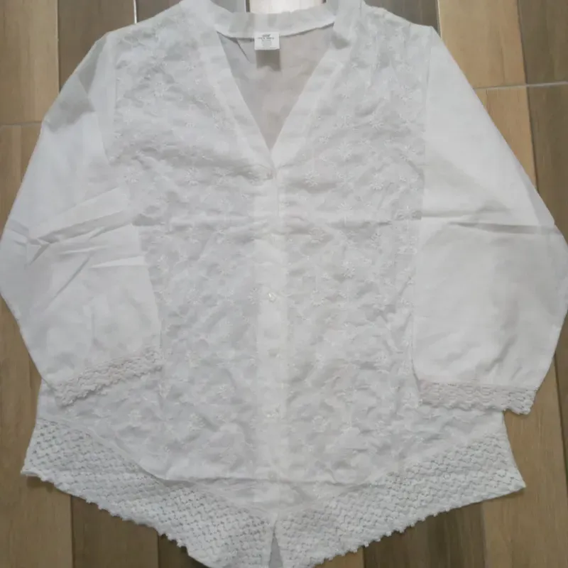 Blusas bordadas blancas con botones