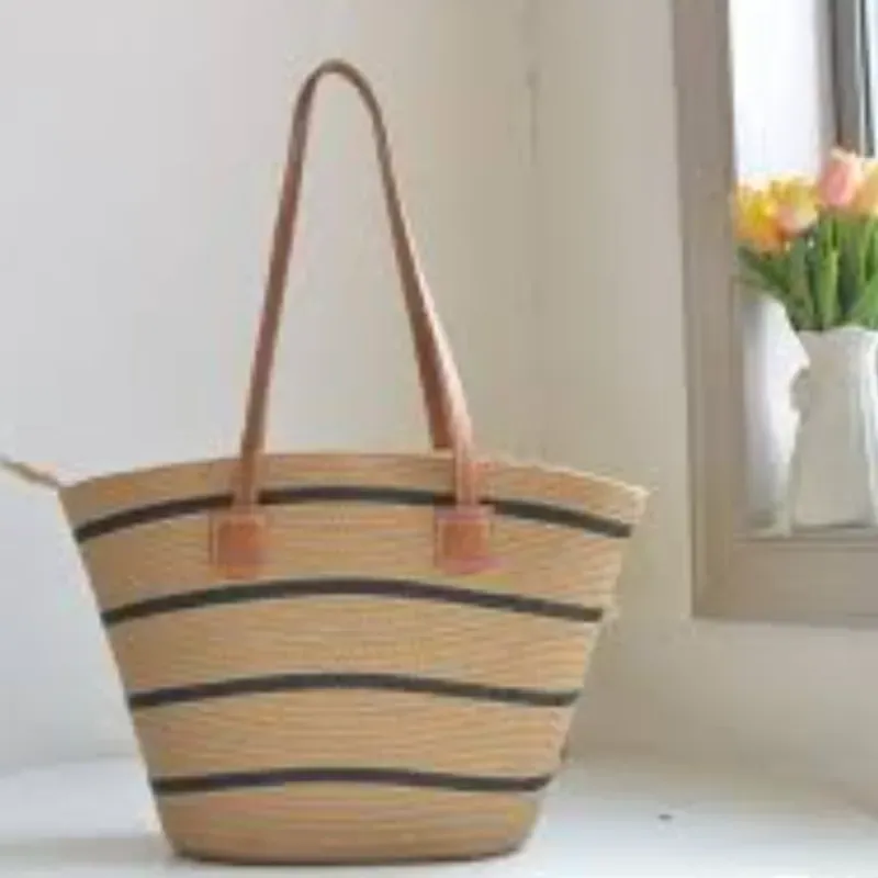 Bolso de paja con diseño