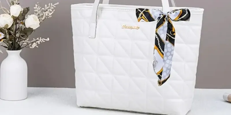 Bolso tote grande con adorno