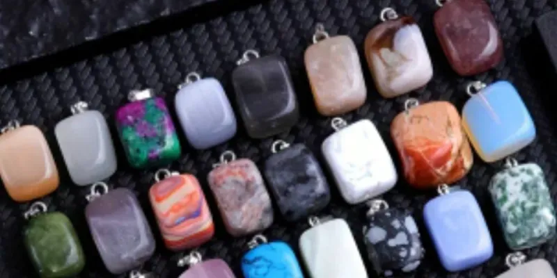 Colgante con piedra cuadrada