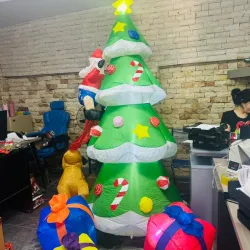 Arbolito con regalo y papá Noel