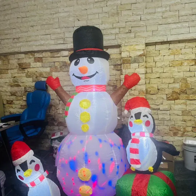 Muñeco de nieve y 2 pingüinos