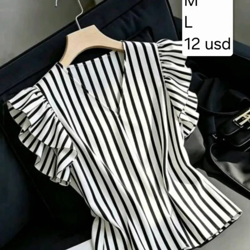 Blusa a rayas blanca y negra