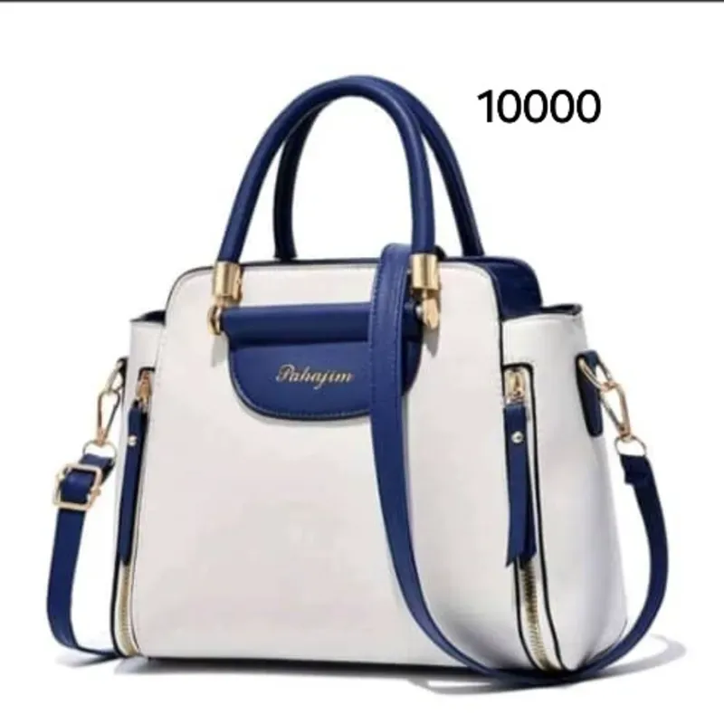 Cartera azul y blanca