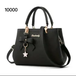 Cartera negra con colgante 