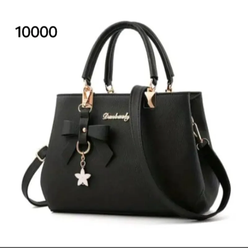 Cartera negra con colgante 