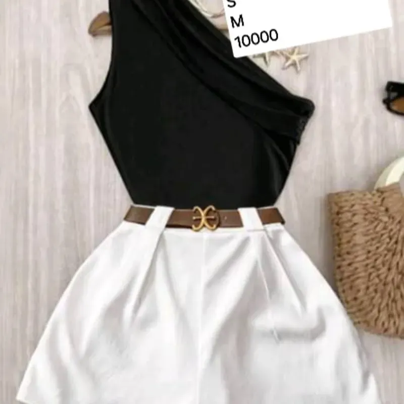 Conjunto de short blanco y blusa negra