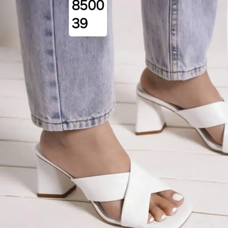 Tacones blancos cruzados 