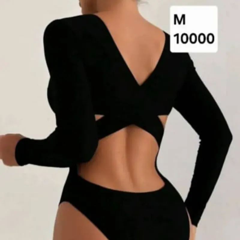 Trusa negra de mangas y espalda cruzada