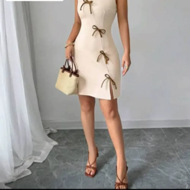 Vestido beige con lazos coquette 