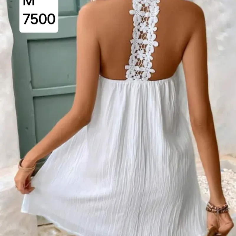 Vestido blanco con bordado en la espalda 
