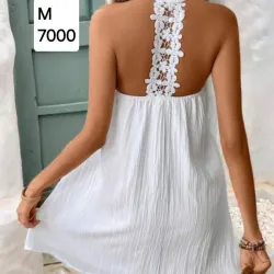 Vestido blanco con bordado en la espalda