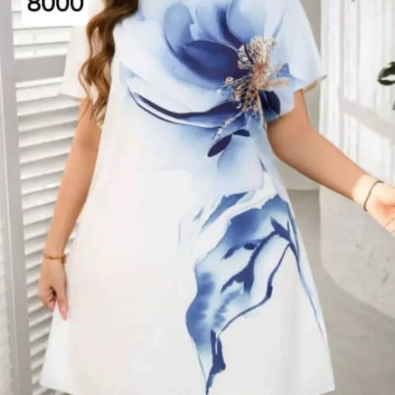 Vestido blanco con flor azul