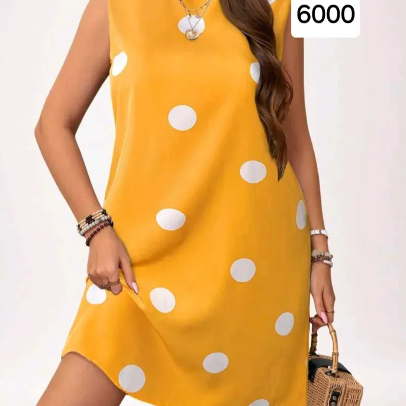 Vestido con bolas blancas