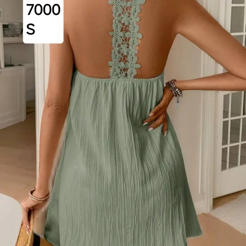 Vestido con bordado en la espalda 
