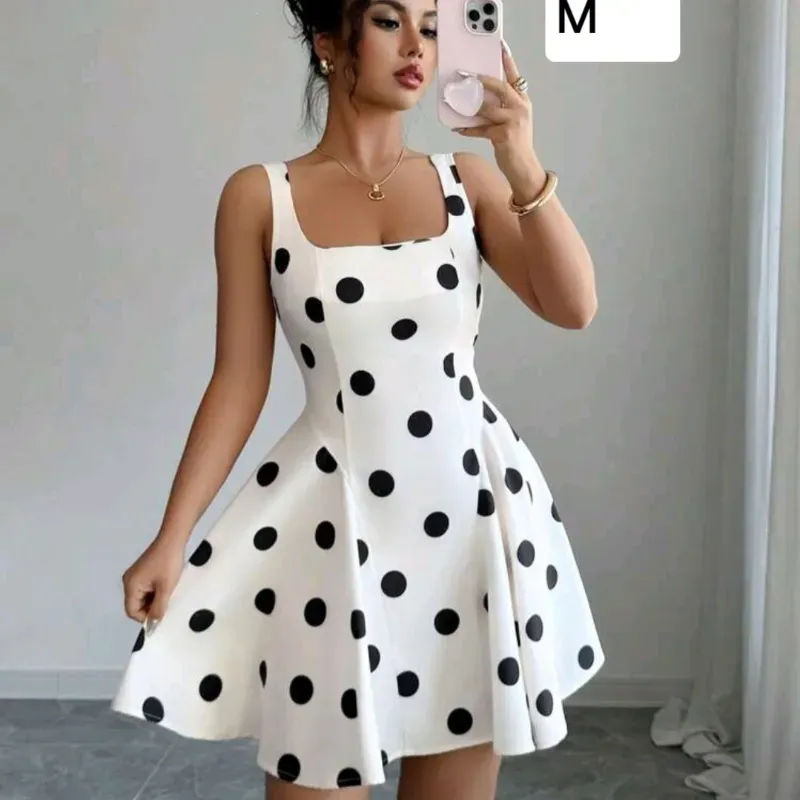 Vestido con puntos negros 