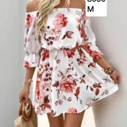 Vestido de flores con hombros descubiertos 