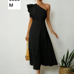Vestido elegante de un hombro 