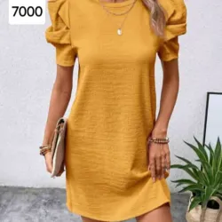 Vestido mostaza con mangas elegantes 