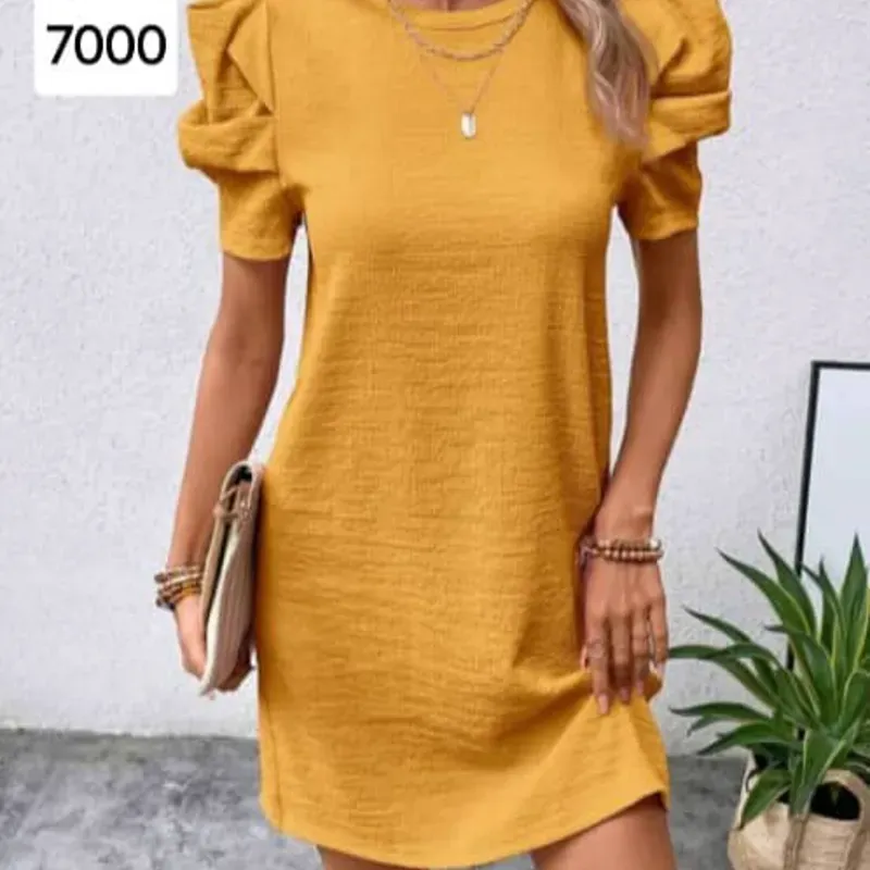 Vestido mostaza con mangas elegantes 