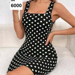 Vestido negro con bolas