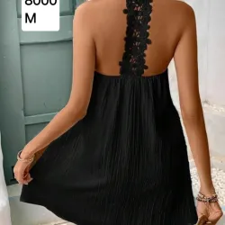 Vestido negro con bordado en la espalda 