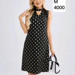 Vestido negro con puntos dorados