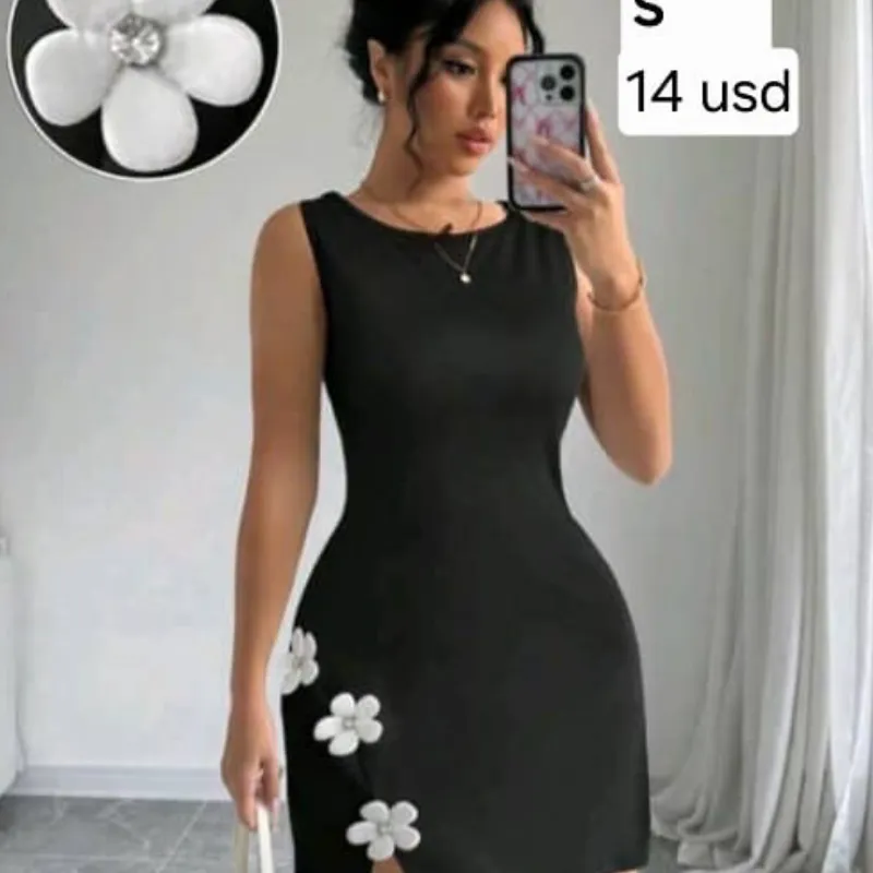 Vestido negro corto con flores