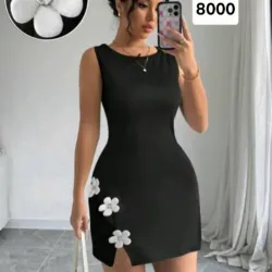 Vestido negro corto con flores