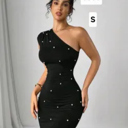 Vestido negro de un hombro