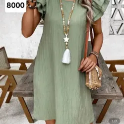 Vestido verde con mangas de vuelos