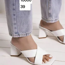 Zapatos blancos cruzados