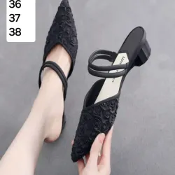 Zapatos negros engomados 