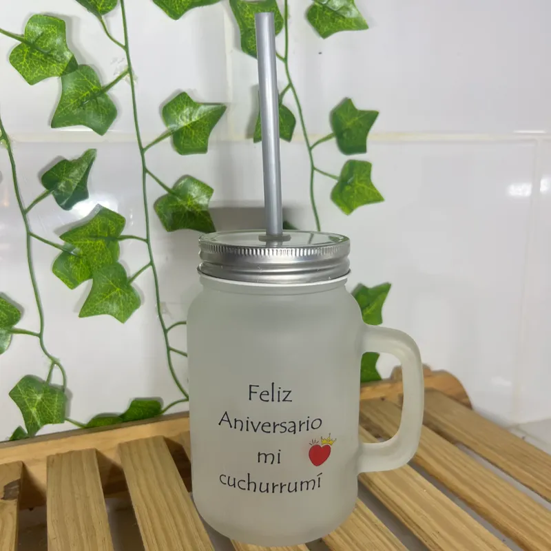 Taza nevada con tapa plateada y pitillo ✨