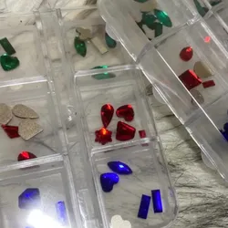 Caja de Piedras Verde-Roja-Azul