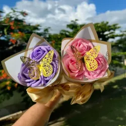 3 rosas eternas con mariposa